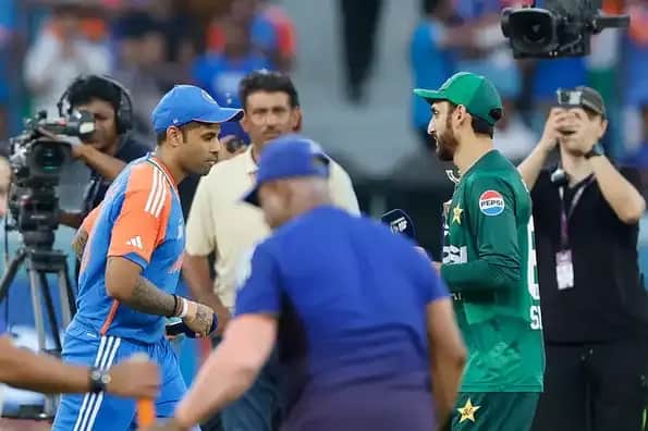 IND vs PAK Handshake.webp