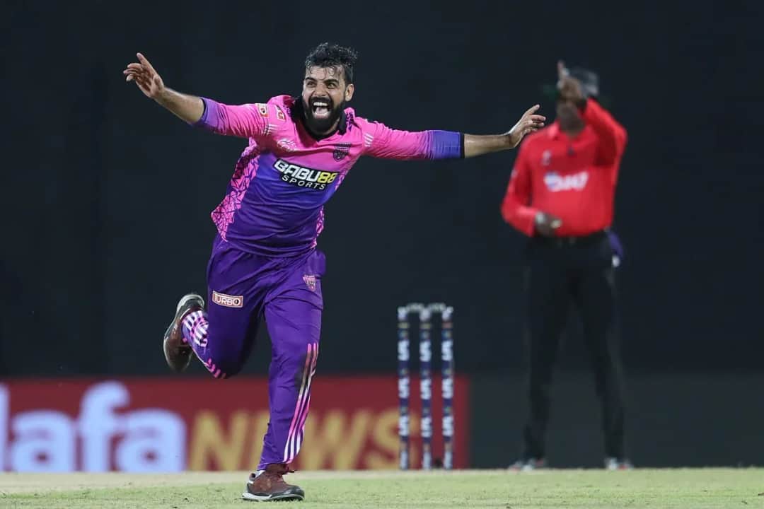 Shadab Khan Saqlain Muhtaq news