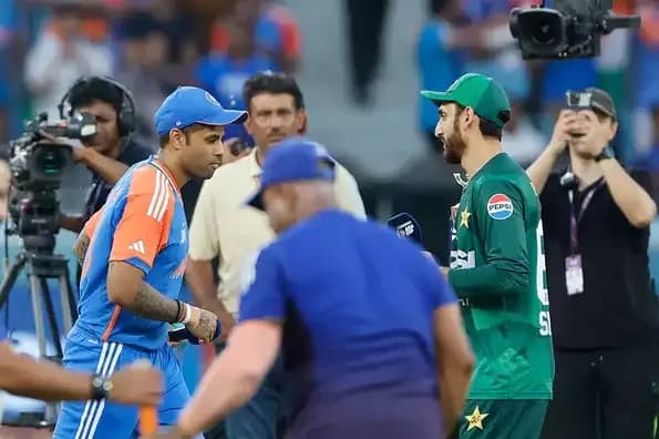IND vs PAK Handshake.webp