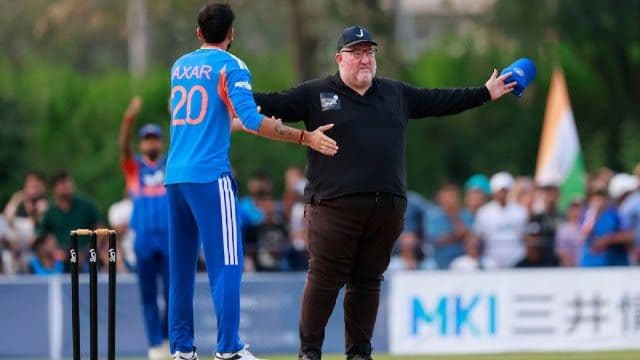 Axar Patel reaction to controversial call