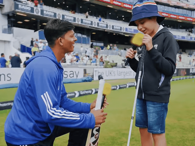 Jaiswal gifts bat to Ravi